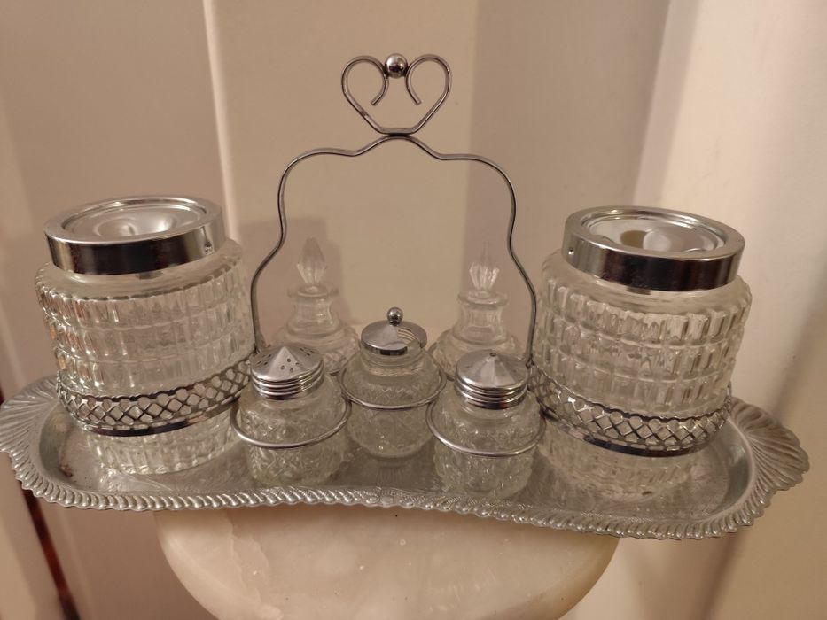 Galheteiro com prato em prata