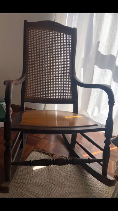 Cadeira de Baloiço com costas em palhinha