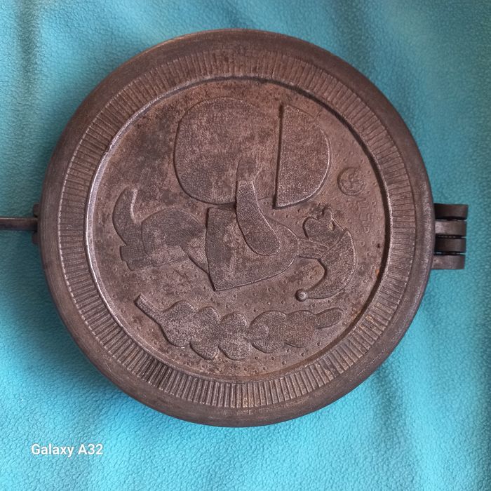 Продам  формочку для выпечки грыбков.