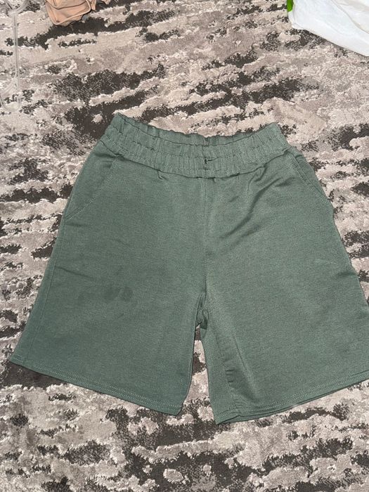 зелені спортивні шорти