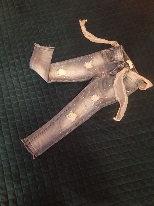 jeansowe spodnie z perełkami i wstążką