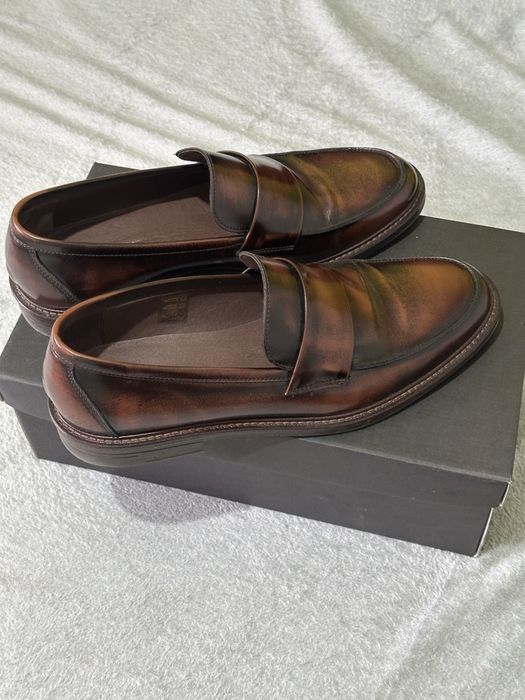 Sapatos Cavemen em pele como novos