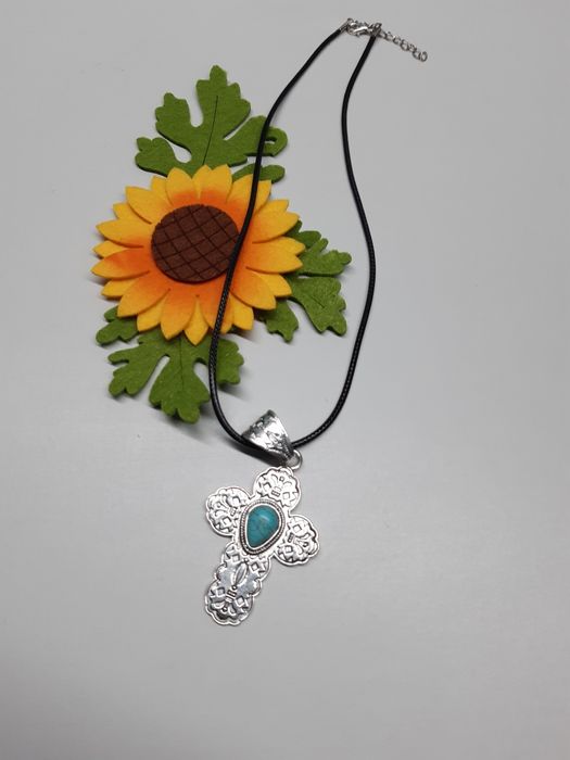 Colar com pingente turquesa e cruz cor prata