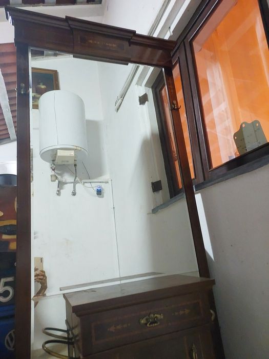 Móve de entradal com espelho e suporte para chapéus de chuva