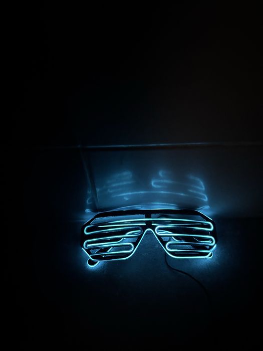 niebieskie okulary święcace led