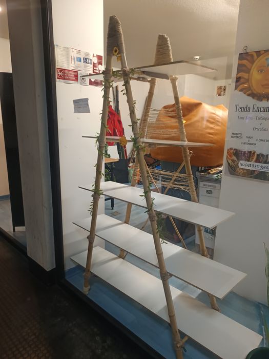 Recheio de loja - várias estantes , mesa e biombo, quadro, espelho...