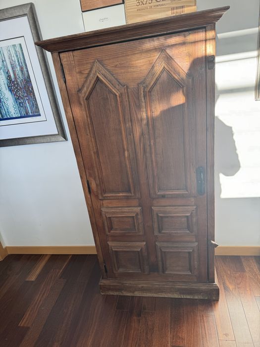 Armário rústico em madeira maciça – estilo tradicional português