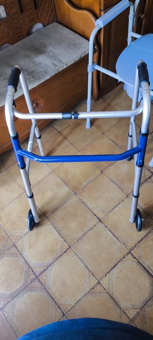Cadeira de Rodas+cadeira sanitária+ andarilho +almofada anti escaras