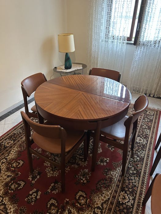 Mesa de madeira + 6 cadeiras