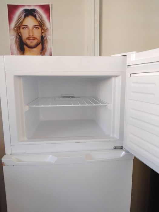 Frigorífico semi novo .