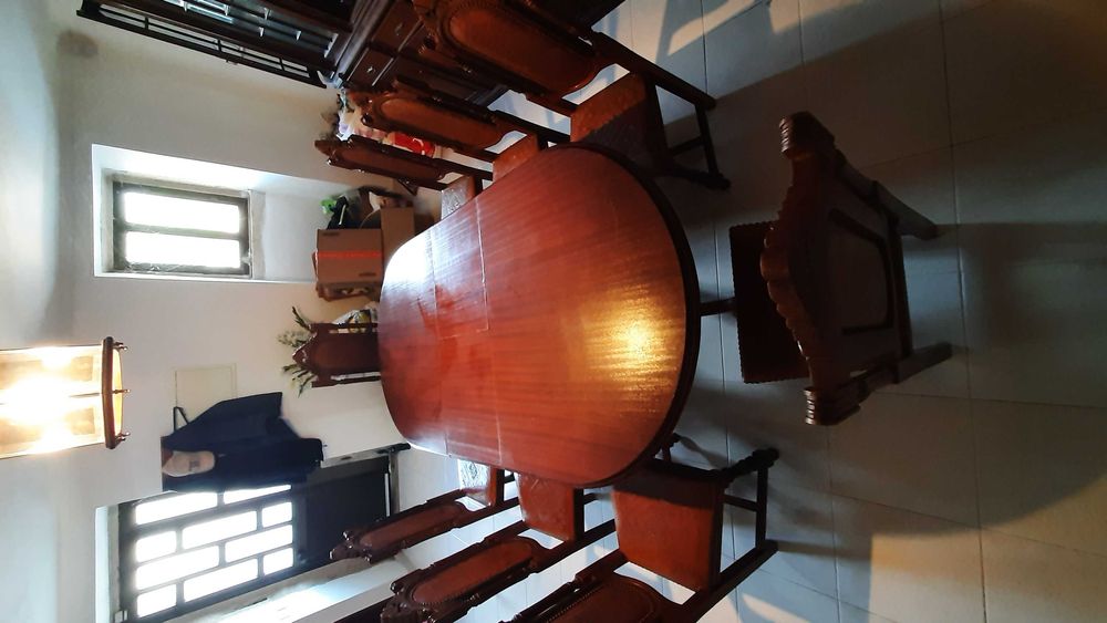 Conjunto mesa com 8 cadeiras medievais