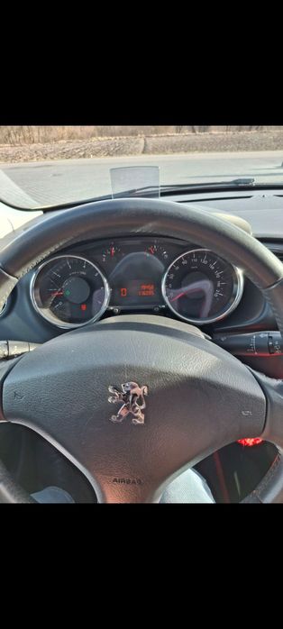 Машина Peugeot 3008