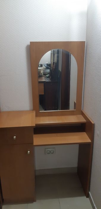 Стінка у вітальню,,стільці,трюмо,стіл письмовий, стіл офіс