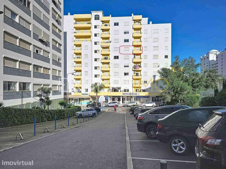 Apartamento T1 a 300m da Praia da Rocha com garagem e piscina