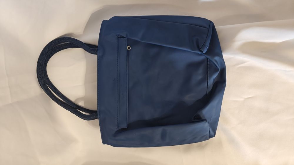 Niebieska torebka z dwoma portfelikami