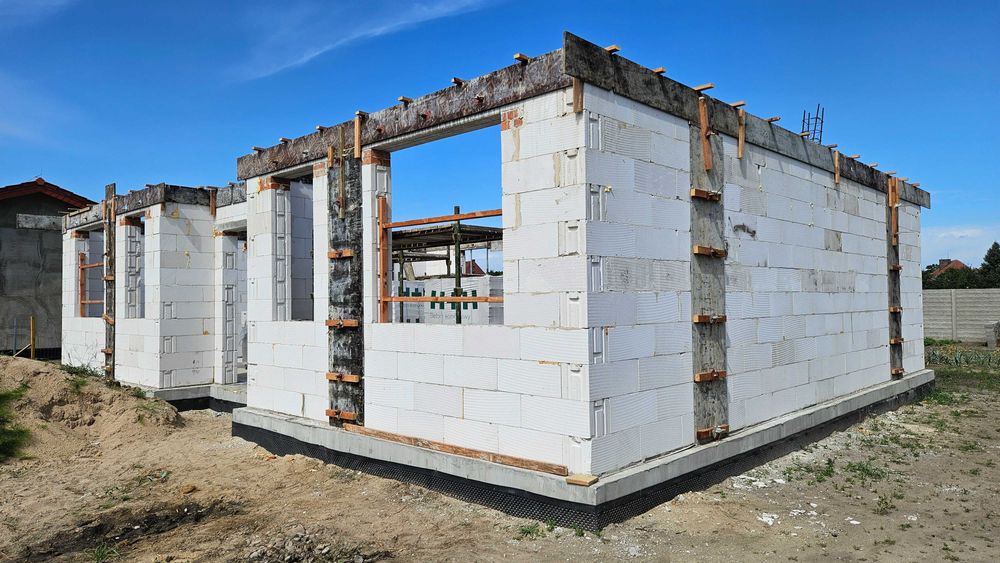 Działka budowlana z rozpoczętą budową