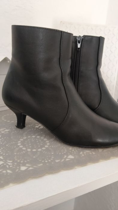 Чоботи і туфлі-лодочки