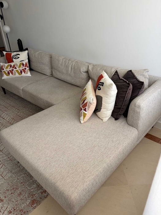 Sofá, em tons bege, com chaise long em bom estado