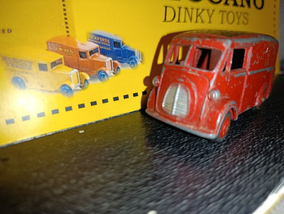 Miniatura Dinky Toys No. 260 Morris J. 1955