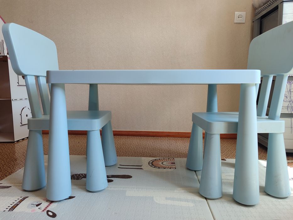 ikea mammut стіл та два стільчика