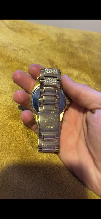 Relogio dourado guess com brilhantes swarovski