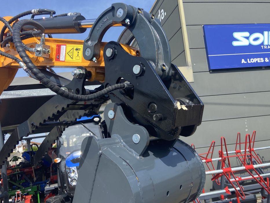 escavadora Giratoria 2500 kg motor kubota 20 cv com varios extras