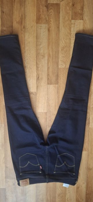Продам джинсы Levis женские