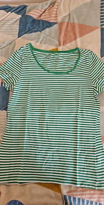 T-shirt verde com riscas brancas