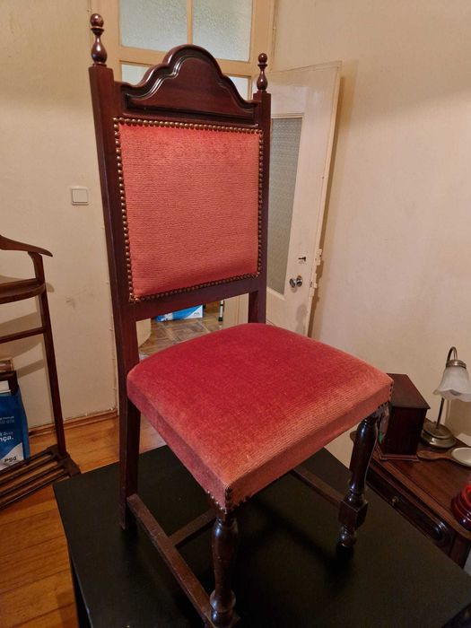Elegante Cadeira Clássica Estofada em Madeira Maciça