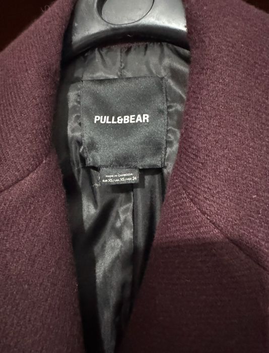 Sobretudo bordeaux da marca Pull&Bear.