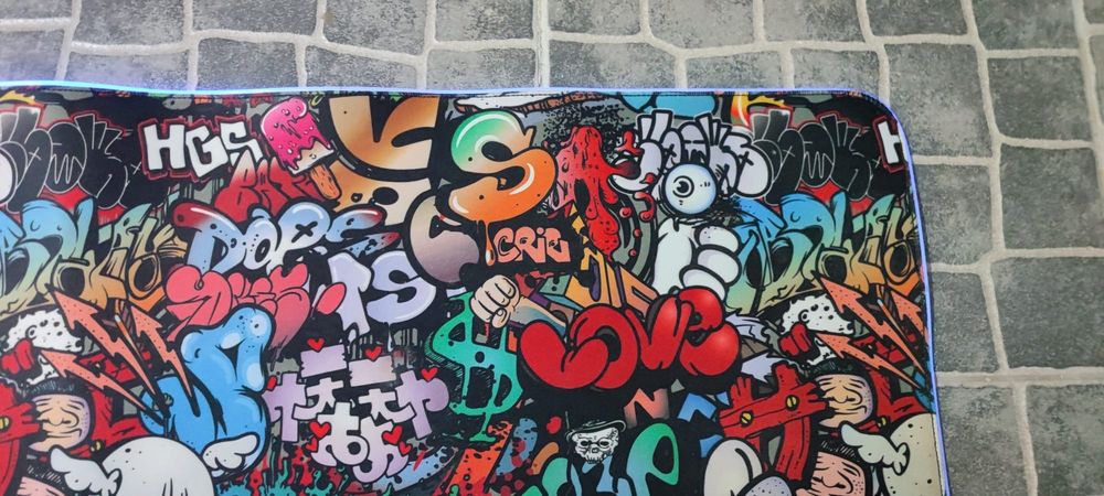 Tapete de Rato Gaming RGB XXL (40x90 cm) – Padrão Graffiti Urbano