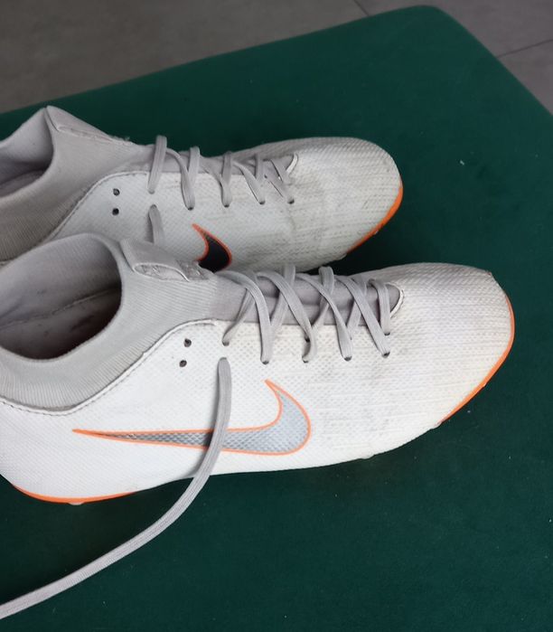 Buty piłkarskie, lanki