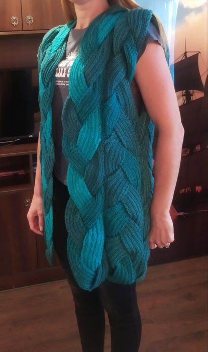 Вязаный жилет ручной работы