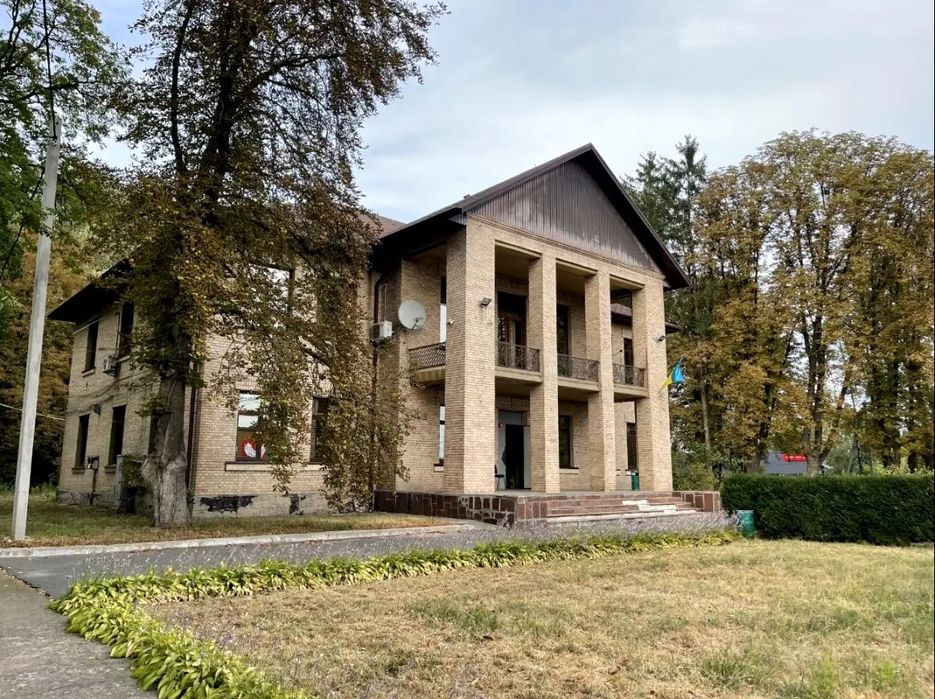 Гектар території, окрема будівля в центрі Требухова. 17хв до Києва.