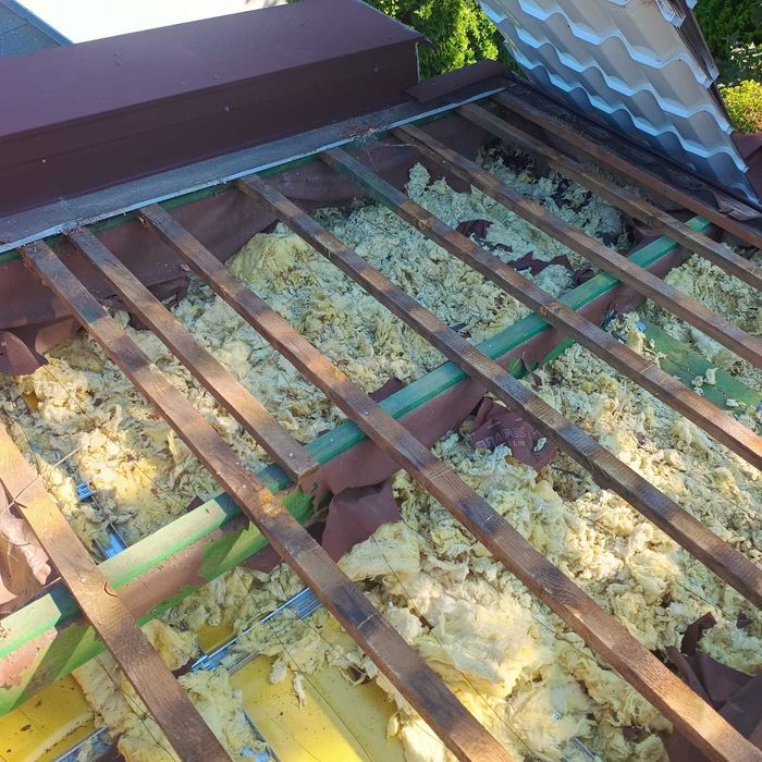 Naprawy dachów po kunach / kuna na dachu /  Izolacje pianą i celulozą