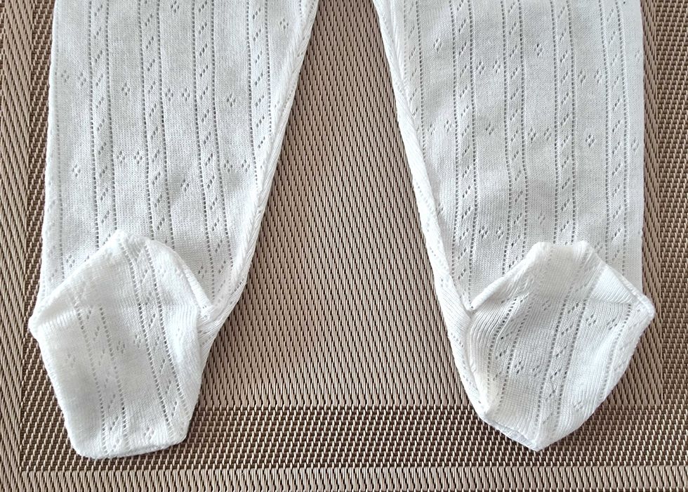 Calças com pés brancas com trabalhado, recém-nascido