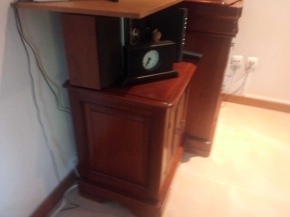 Móvel de TV e multimédia em madeira de cerejeira.