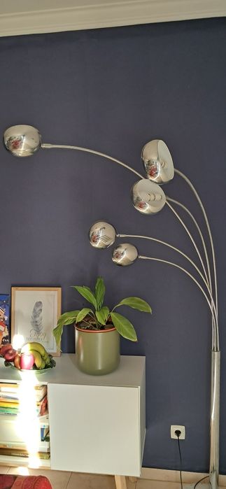 Candeeiro de pé com base em mármore