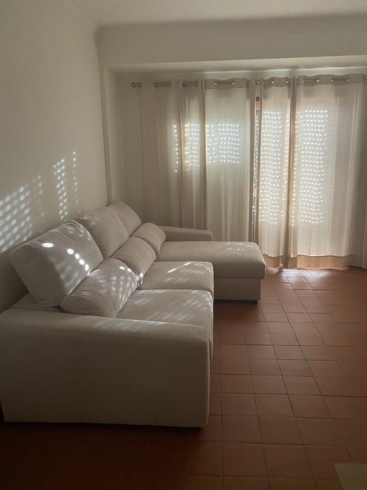 Sofá de 3 lugares com chaise long bege