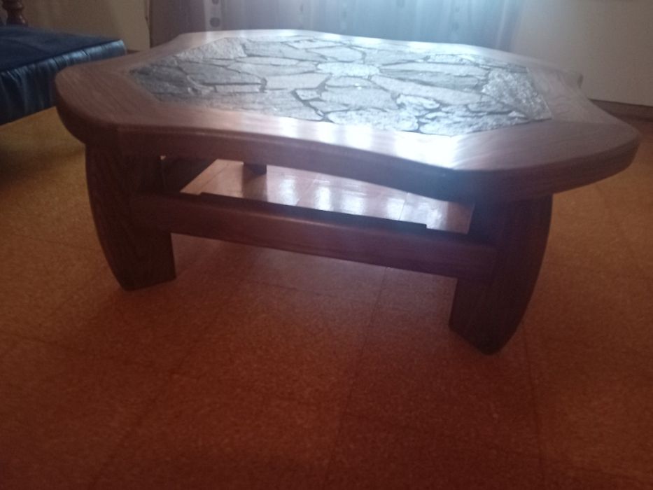 Mesa linda madeira e pedras