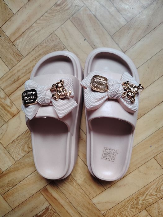 Modne klapki wyższa podeszwa