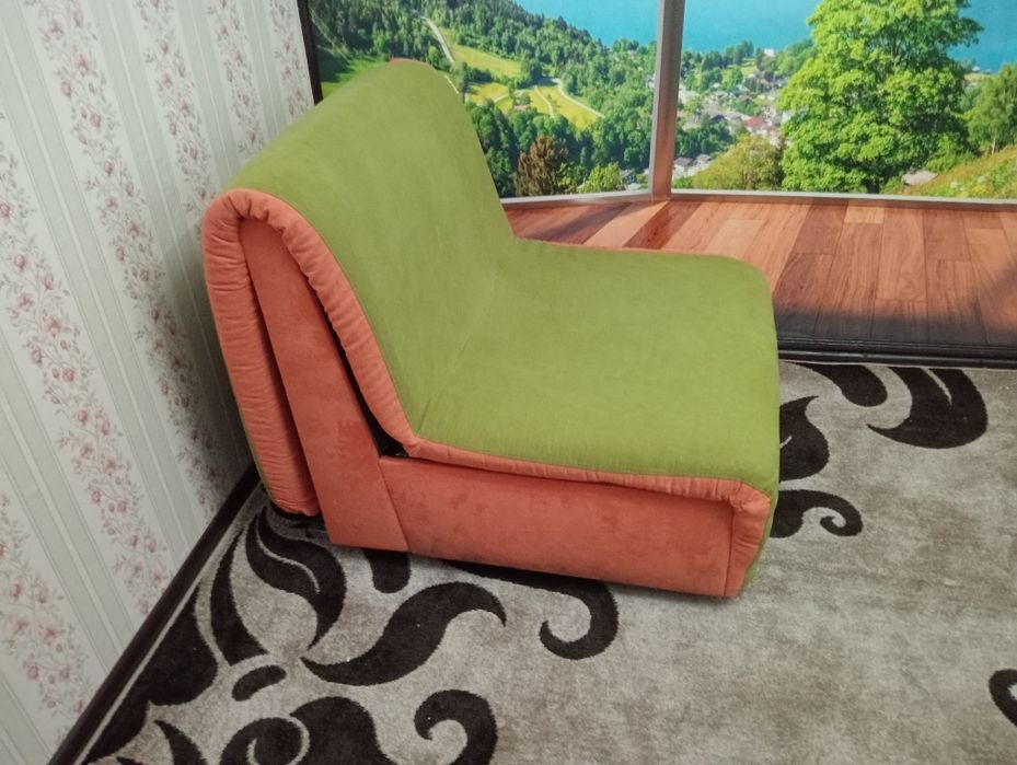 крісло ліжко ,  диван в гарному стані