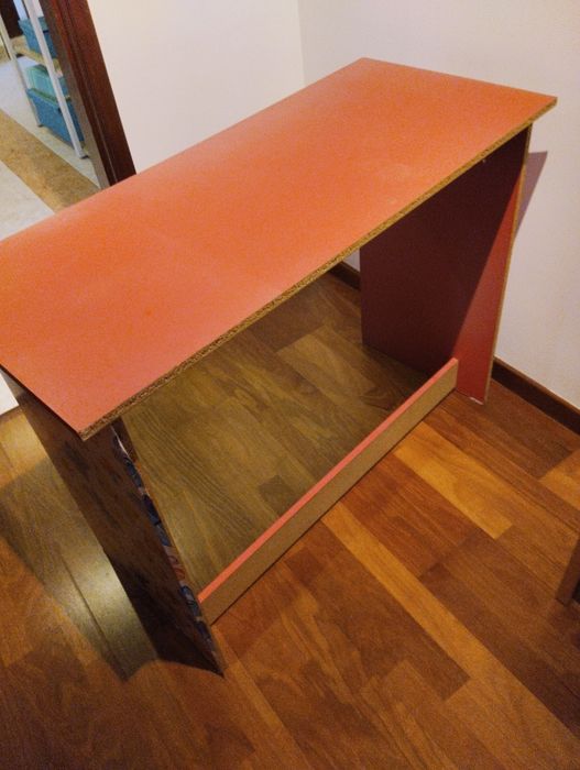 Baixa de preço.Secretária rosa ideal para pintar ou revestir de papel