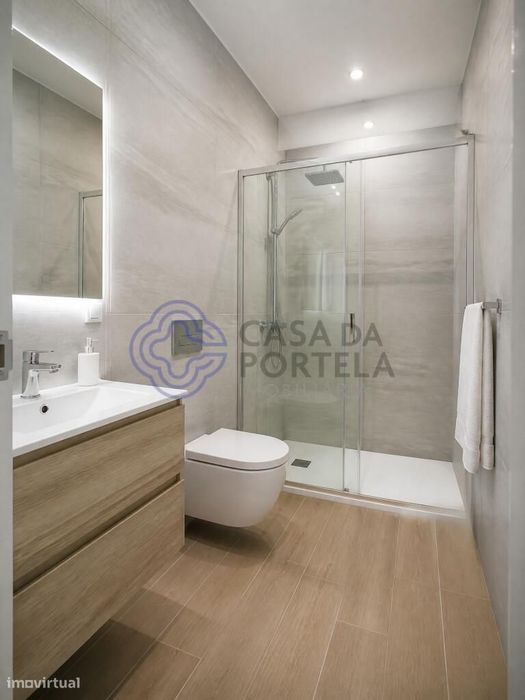 Apartamento T3 novo remodelado com logradouro de 15 m2 em prédio total