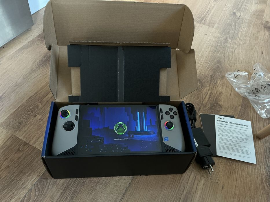 Handheld MSI Claw 8 AI+ A2VM intel arc 258V / 32GB RAM  / 1TB / 120Hz