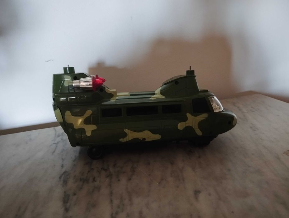 Helicóptero faltando algumas peças.