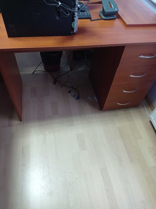 Терміновий розпродаж офісних меблів