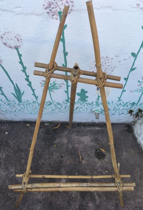 cavalete artesanal feito com canas