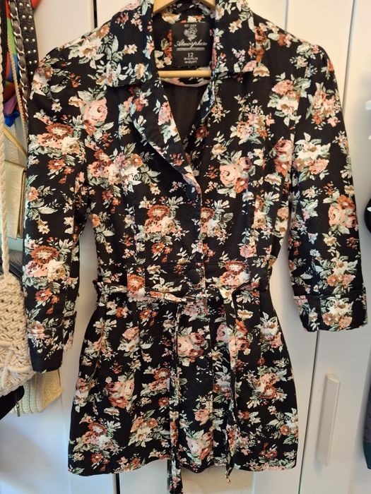Czarna w kwiaty marynarka narzutka płaszczyk