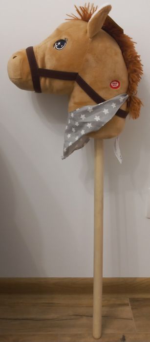 Hobby horse koń na kiju grający